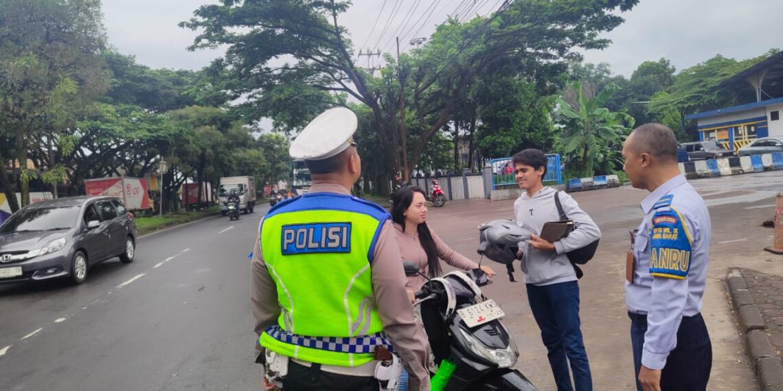 Operasi Keselamatan Lodaya 2024. Unit Lantas Polsek Baros Berikan Sangsi Teguran Humanis Kepada Pengendara Pelanggar Lalu Lintas