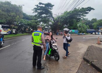 Operasi Keselamatan Lodaya 2024. Unit Lantas Polsek Baros Berikan Sangsi Teguran Humanis Kepada Pengendara Pelanggar Lalu Lintas