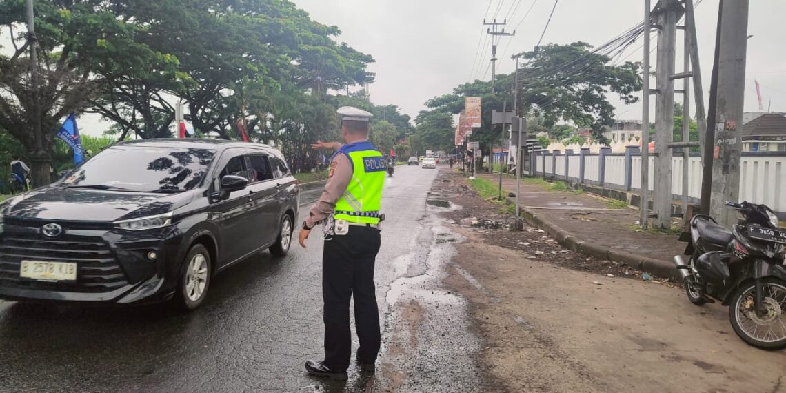 Gatur Lalin Siang , Bentuk Pelayanan Personil Polsek Baros Kepada Masyarakat