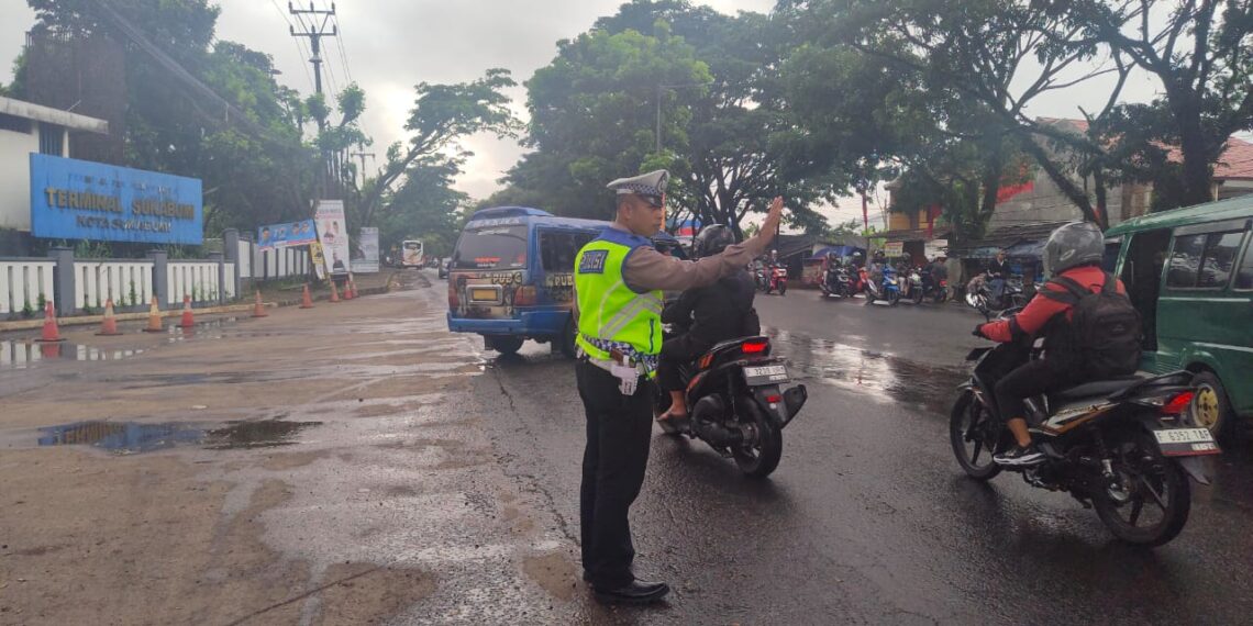 Gatur Lalin Siang , Bentuk Pelayanan Personil Polsek Baros Kepada Masyarakat