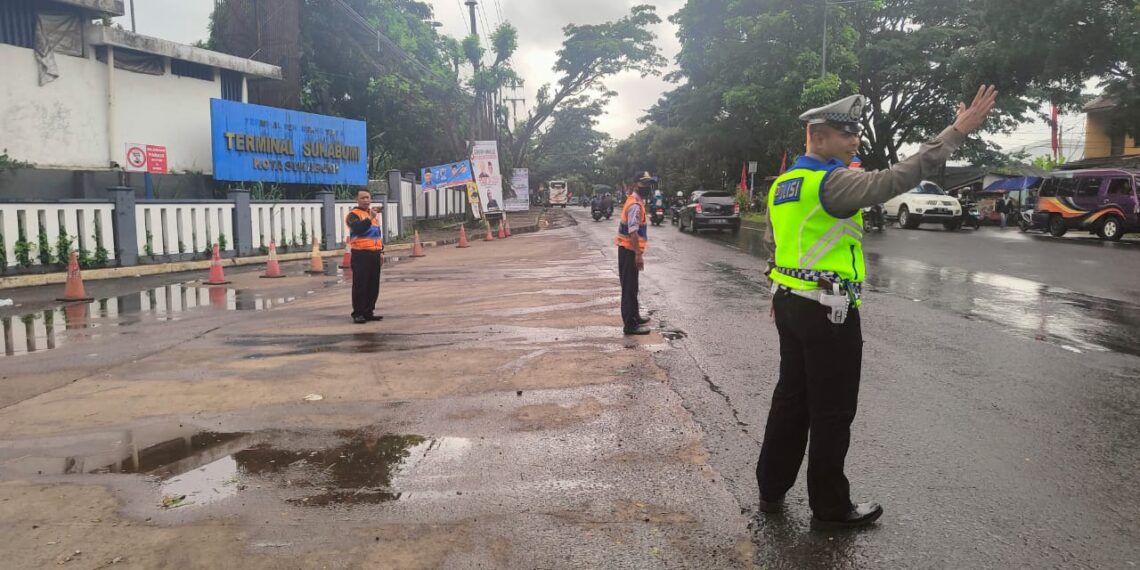 Gatur Lalin Siang , Bentuk Pelayanan Personil Polsek Baros Kepada Masyarakat
