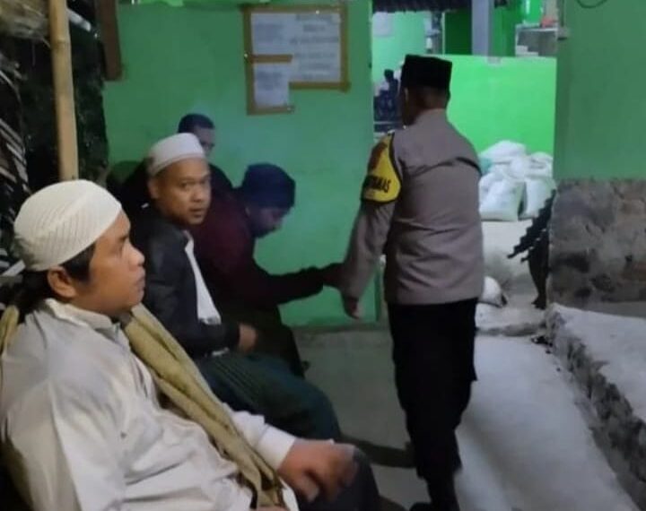 Pastikan Keamanan Saat Sholat Tarawih, Bhabinkamtibmas Polsek Cireunghas Laksanakan Patroli Ke Masjid dan Pemukiman Wilayah Desa Binaan