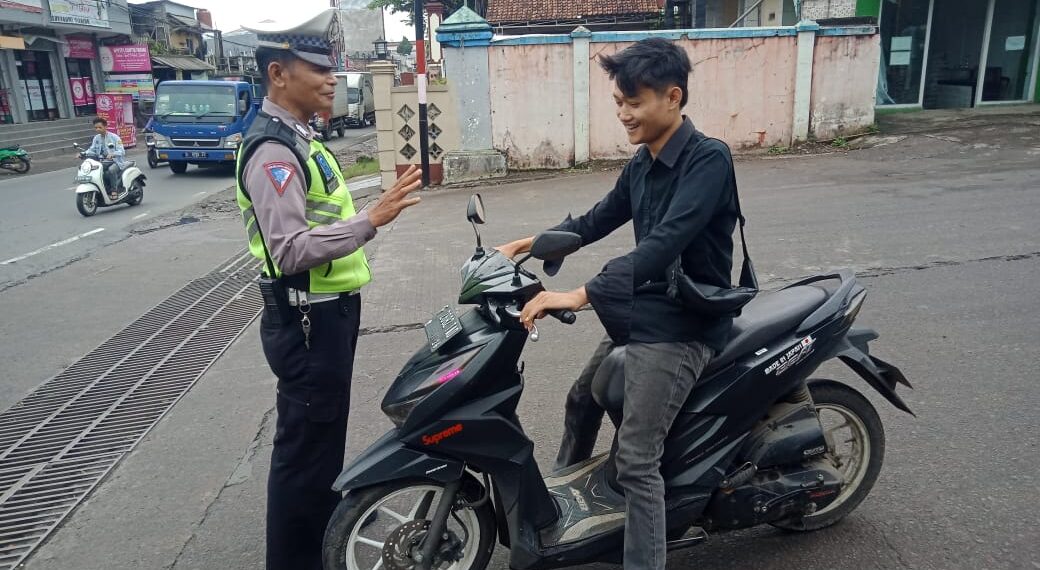Teguran Humanis Ops Keselamatan Lodaya 2024, Kepada Pengendara Sepeda Motor Yang Tidak Pakai Helm