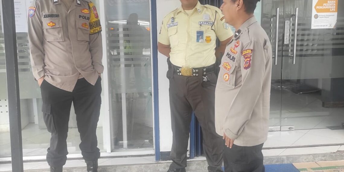 Patroli Siang Hari: Polsek Sukalarang Laksanakan Pengecekan Mesin ATM dan Bank BRI