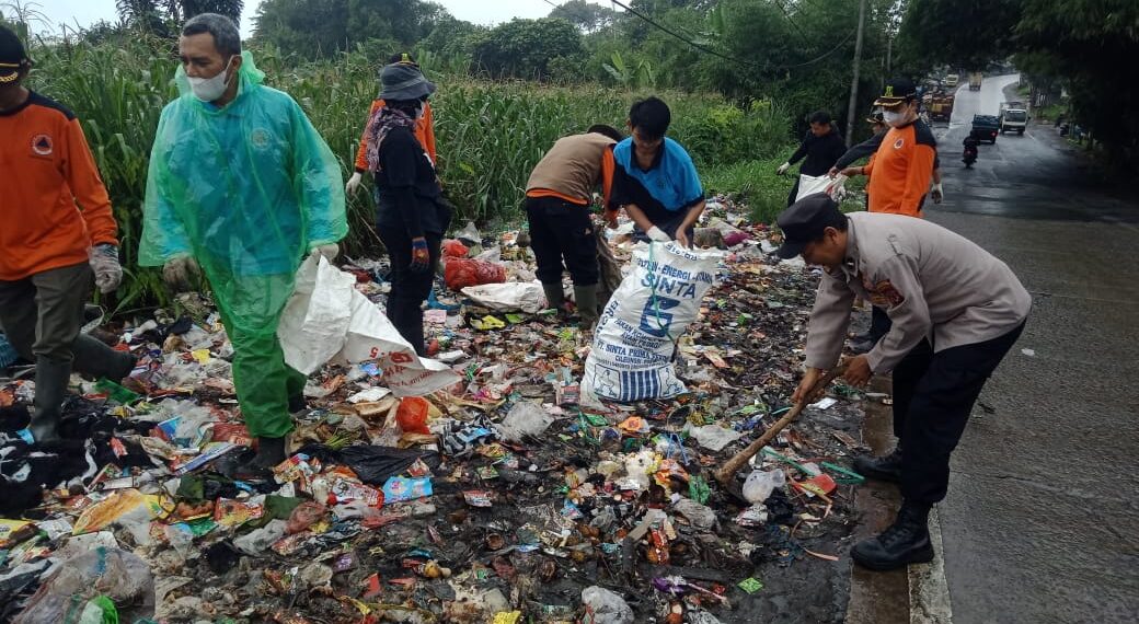 Kapolsek dan Muspika kec. Sukalarang dalam Kegiatan Jum’at Bersih Bersama Masyarakat