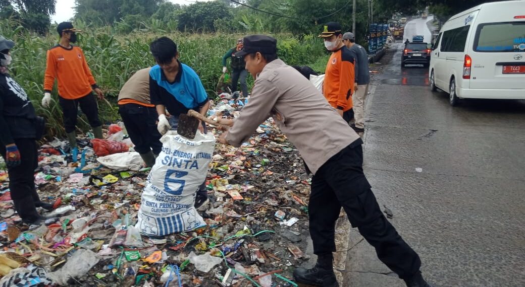 Kapolsek dan Muspika kec. Sukalarang dalam Kegiatan Jum’at Bersih Bersama Masyarakat