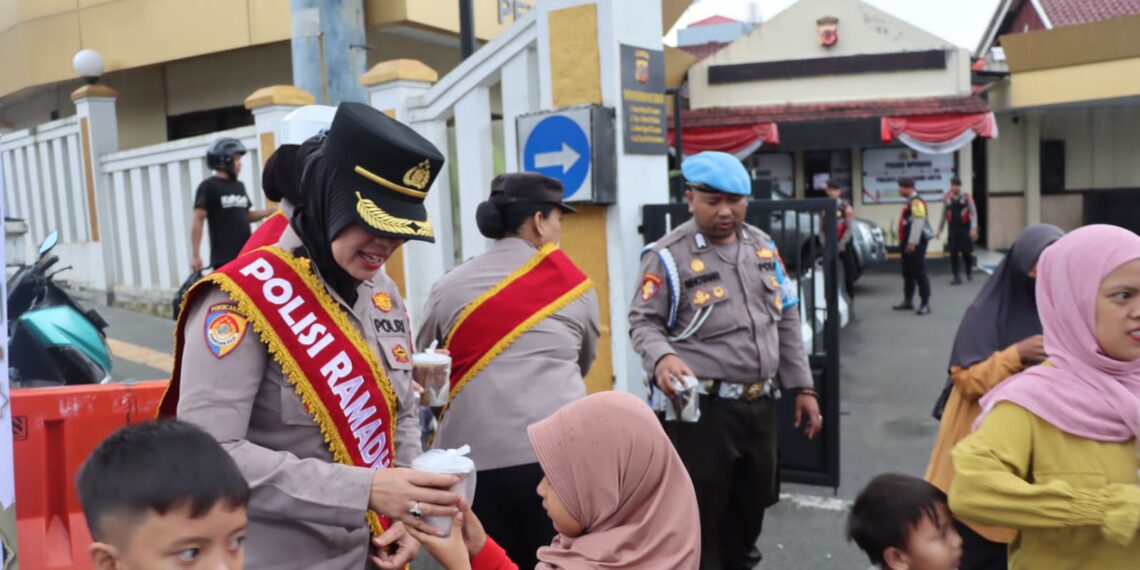 Jelang Buka Puasa, Polres Sukabumi Kota Kembali Bagikan Puluhan Kantong Takjil