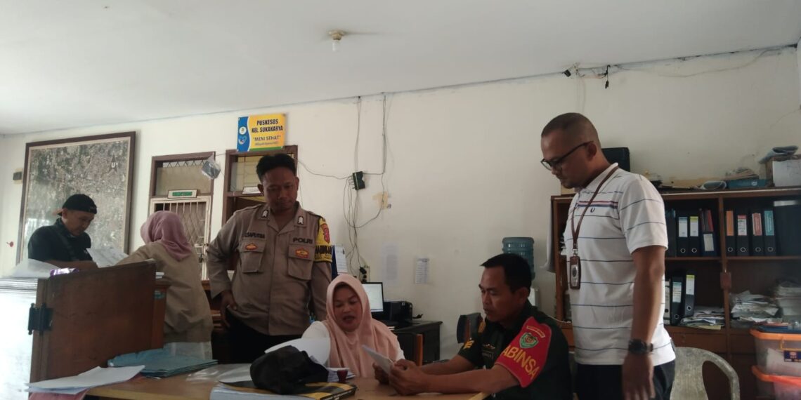 Sinergitas TNI – Bhabinkamtibmas dan Babinsa Laksanakan Sambang ke Kantor Kelurahan