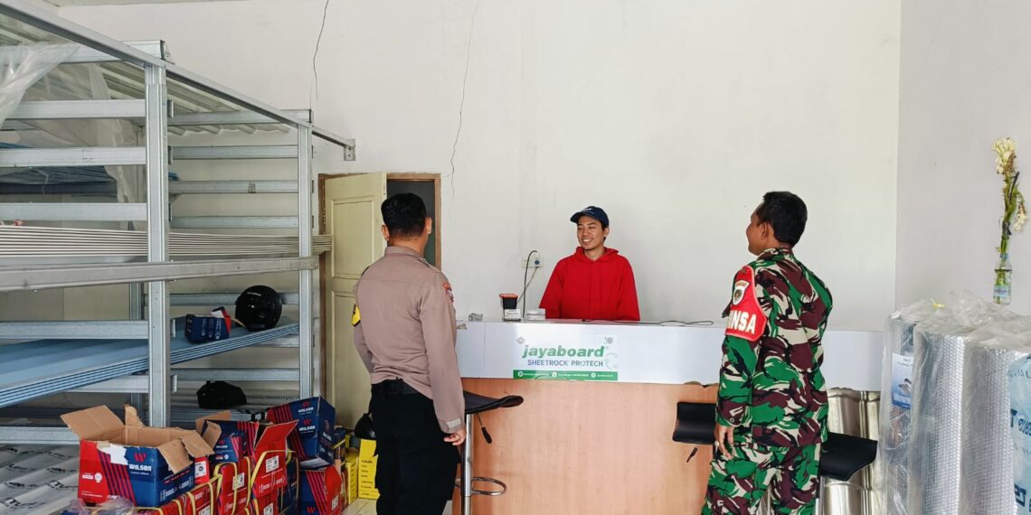 Dekati warga Babinkamtibmas bersinergi dengan Babinsa Sambangi Warga dan Berikan Imbauan Kamtibmas