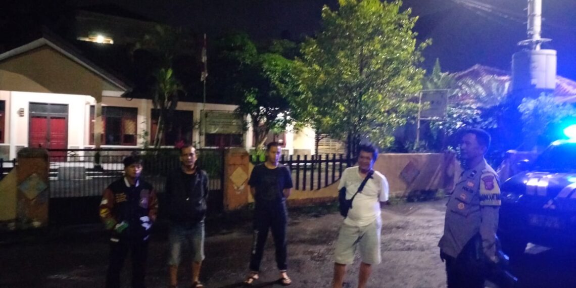 Patroli Malam Hari, Polsek Gunungpuyuh Himbau Pemuda Untuk Tidak Nongkrong Larut Malam