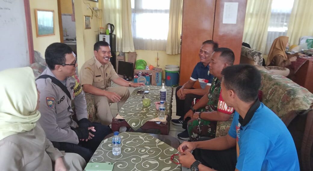 Babinkamtibmas Polsek Cibeureum Sambangi Warga dan Berikan Imbauan Kamtibmas