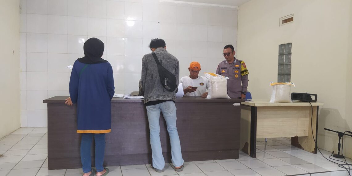 Bhabinkamtibmas Polsek Sukabumi Monitoring Peyaluran Beras Kepada Warga