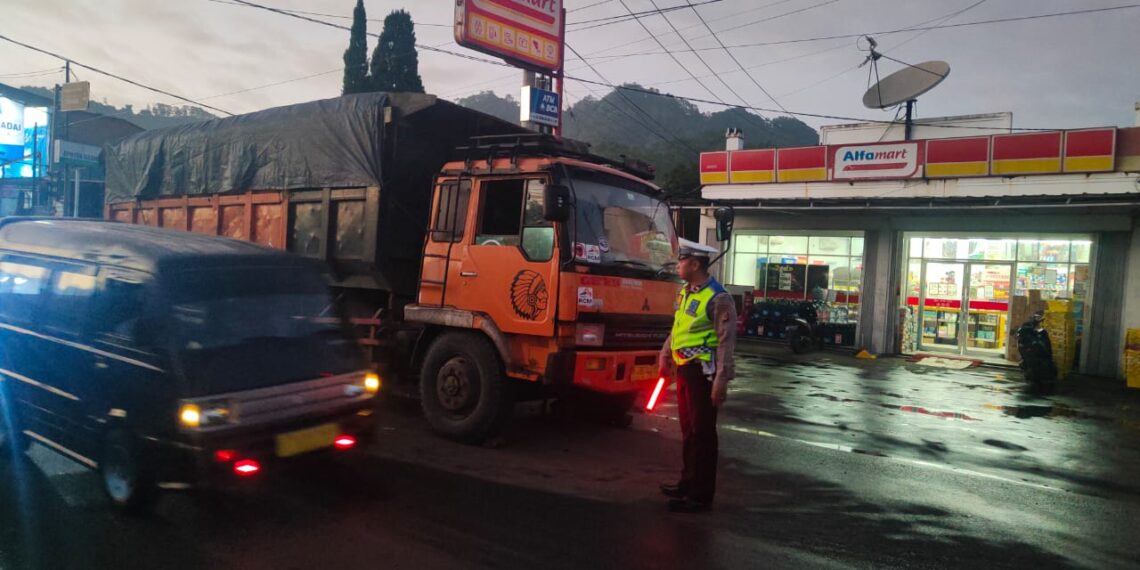 Berikan Rasa Nyaman, Polsek Baros evakuasi badan Truck yang trabel