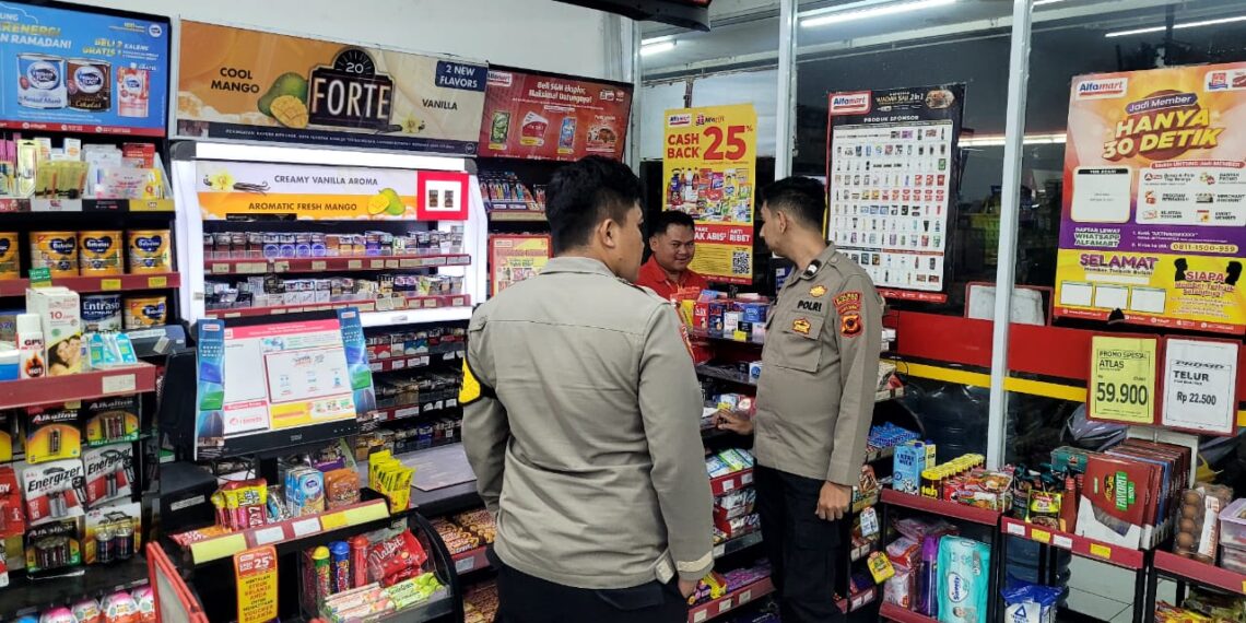 Polsek Sukalarang Patroli Toko Minimarket dan Dialogis dengan Karyawan