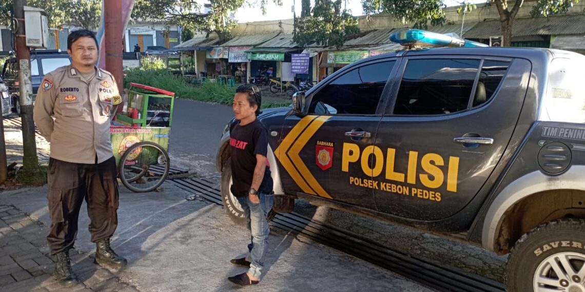 Bhabinkamtibmas Polsek Kebonpedes Lakukan Patroli Ngabuburit Di Desa Binaan