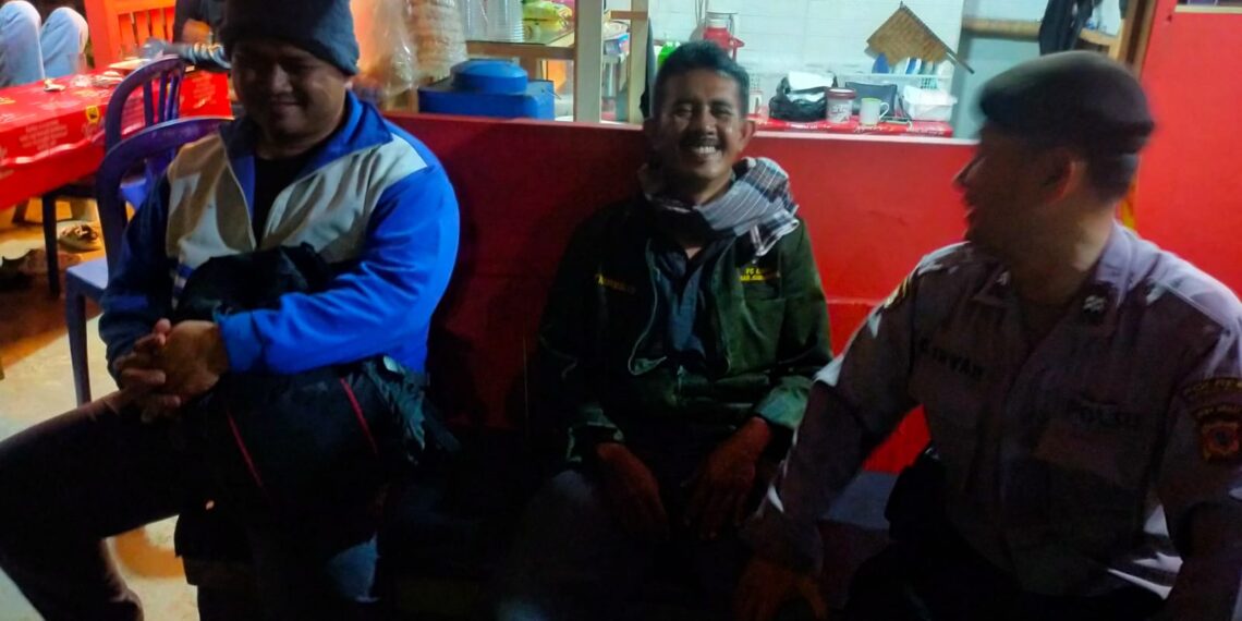 Polsek Cibeureum pertajam Patroli malam hari Cegah Gangguan Kamtibmas