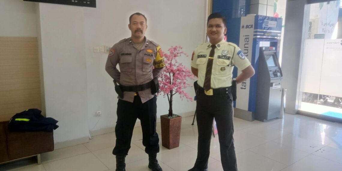 Cegah Aksi Kriminalitas, Polisi di Kota Sukabumi Lakukan Pengawalan Bank CCB