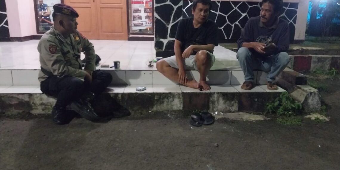 Sapa Warga Saat Patroli, Wujud Kedekatan Polsek Gunungpuyuh Dengan Masyarakat