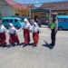 Wujud Kepedulian,Polisi Polsek Sukalarang Bantu Anak Sekolah Menyeberang Jalan