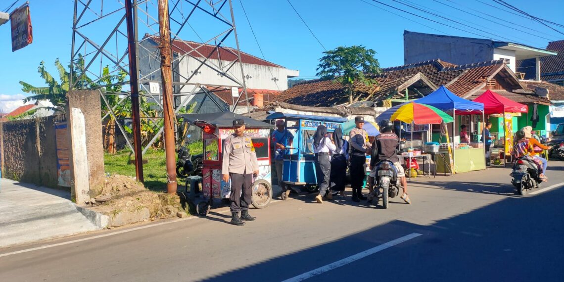 Polsek Lembursitu Cegah Kenakalan Remaja di Tempat Ngabuburit