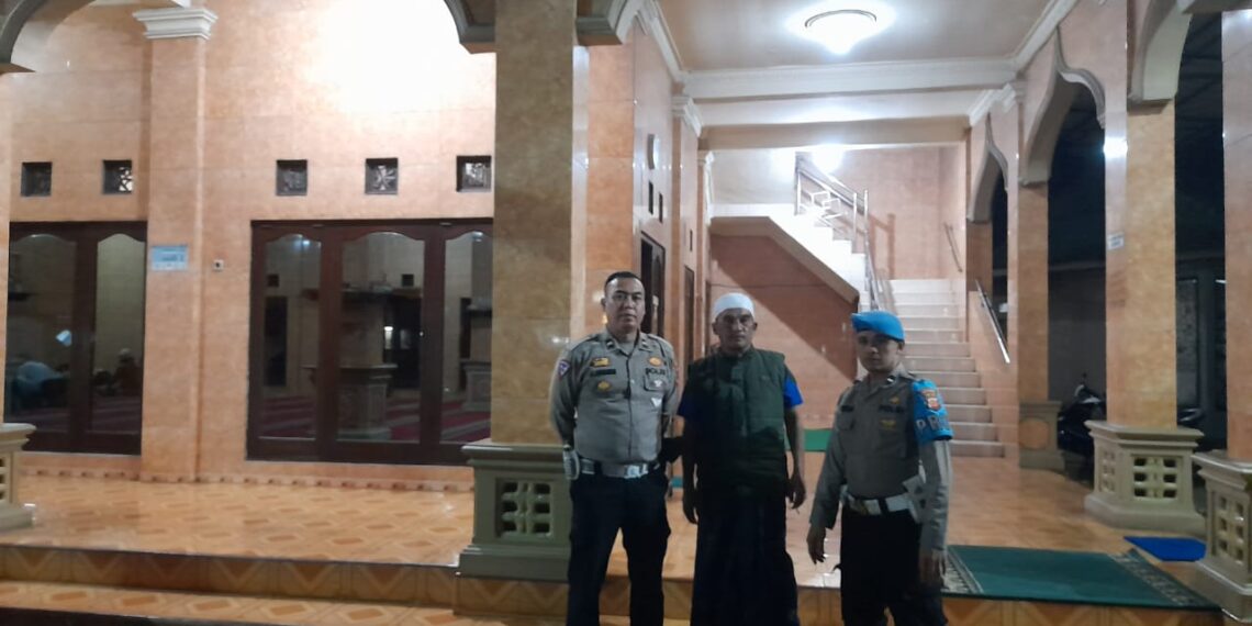 Personil Polsek Sukalarang Berikan Pengamanan Shalat Tarawih di Bulan Suci Ramadhan