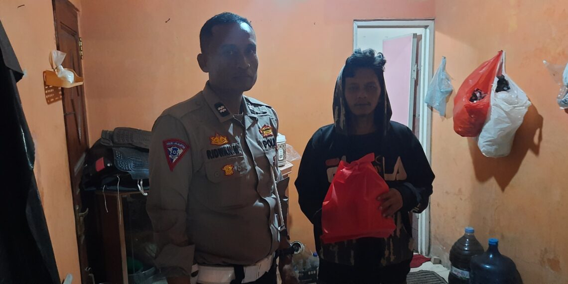 PAS SAHUR (Patroli Saat Sahur) Polsek Warudoyong membagikan sembako kepada warga