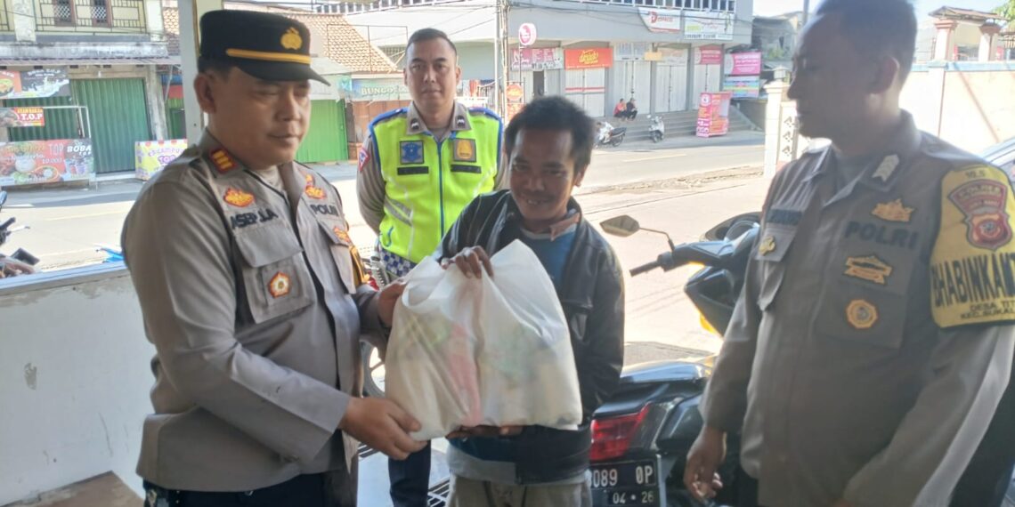 Polsek Sukalarang Lakukan Bakti Sosial di Bulan Suci Ramadan