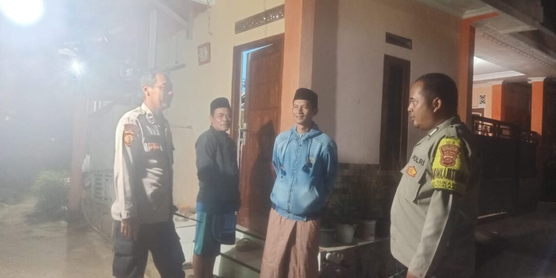 Personil Polsek Sukalarang Berikan Pengamanan Shalat Taraweh Antar Masigit “TRANSIT” di Bulan Suci Ramadhan