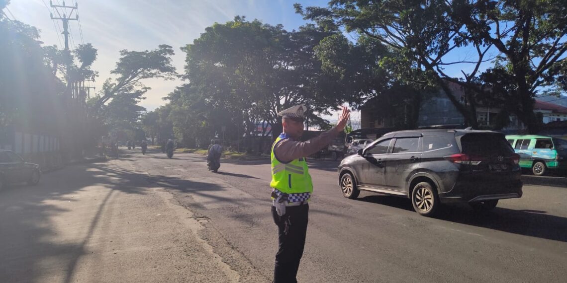 Gatur Lalin Pagi, Bentuk Pelayanan Personil Polsek Baros Kepada Masyarakat