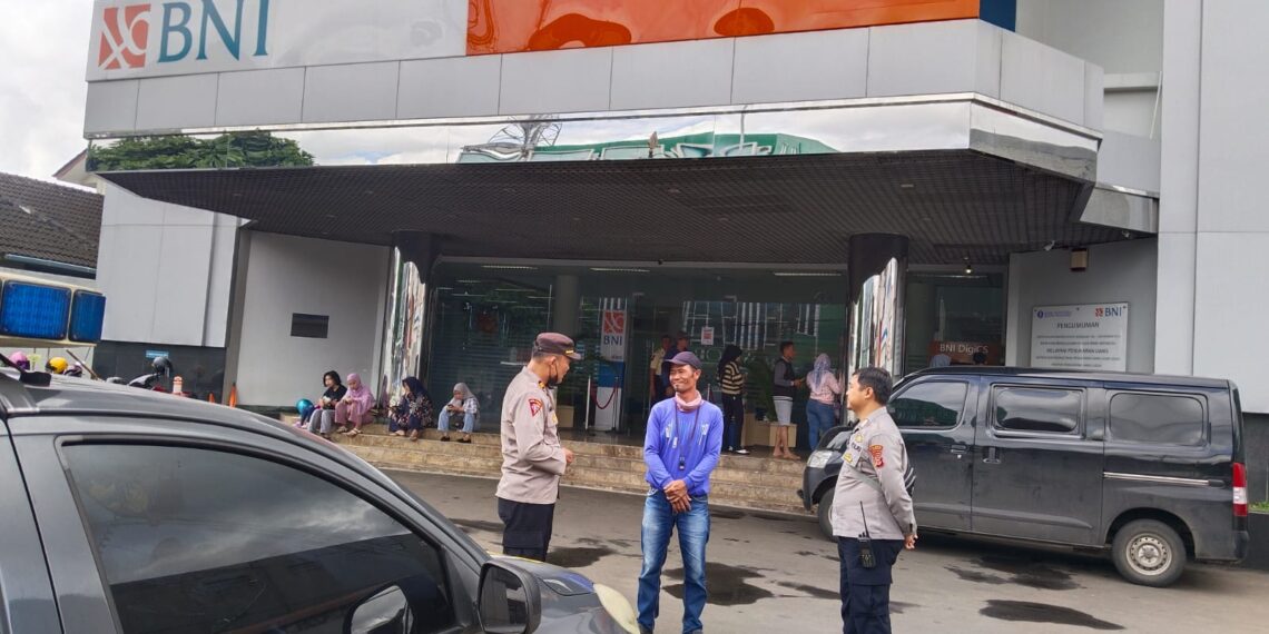 Polsek Cikole Laksanakan Patroli Dialogis Dengan Satpam Perbankan