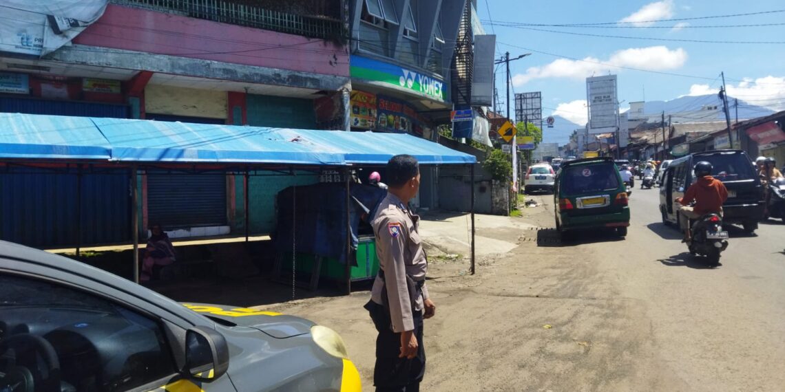 Ciptakan Kamseltibcarlantas, Polsek Citamiang Gelar Pelayanan Rutin Gatur Siang hari