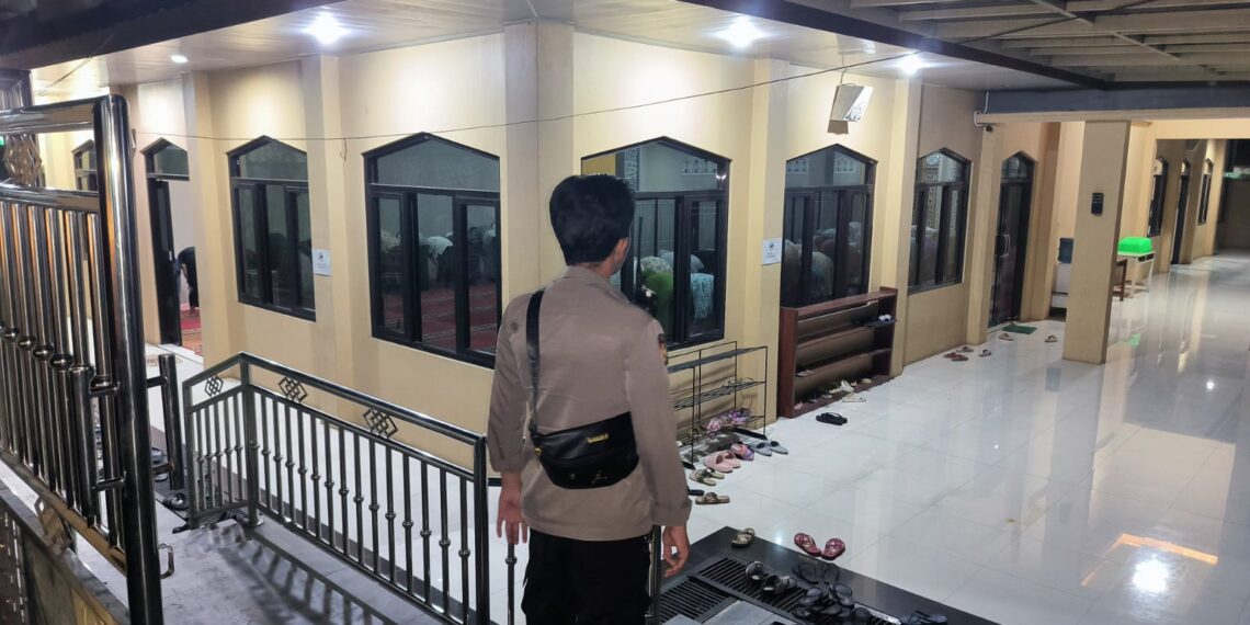 Polsek Citamiang lakukan Pengamanan Sholat Tarawih