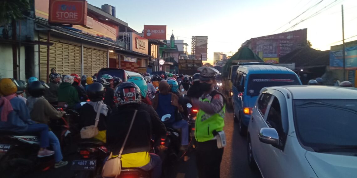 Antisipasi Kemacetan Pagi, Unit Lantas Polsek Sukalarang Laksanakan Gatur Lalin Saat Jam Masuk Karyawan