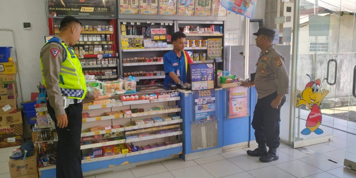 Sampaikan Himbauan Kamtibmas Kepada Karyawan Minimarket saat Patroli Siang