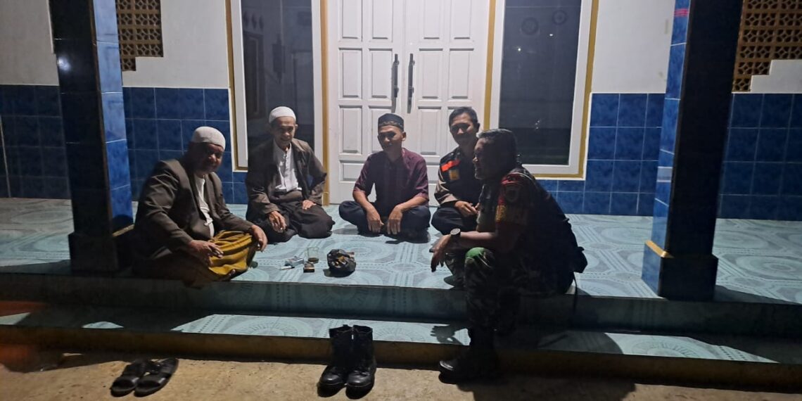 Bhabinkamtibmas Polsek Sukaraja Jalin Silaturahmi Usai Laksanakan Shalat Tarawih di Desa Siliwangi