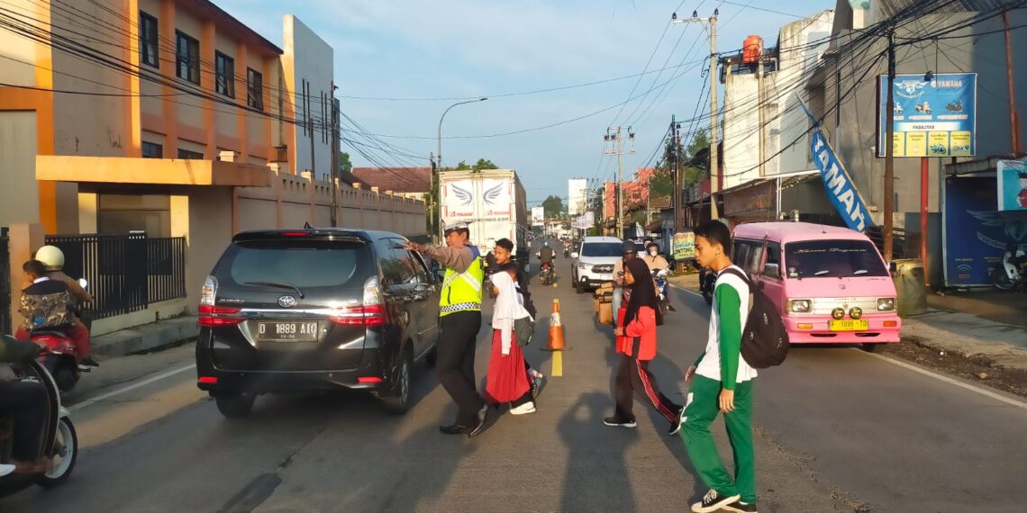 Berikan Pelayanan Prima Kepada Warga, Unit Lantas Polsek Sukaraja Laksanakan Gatur Lalin