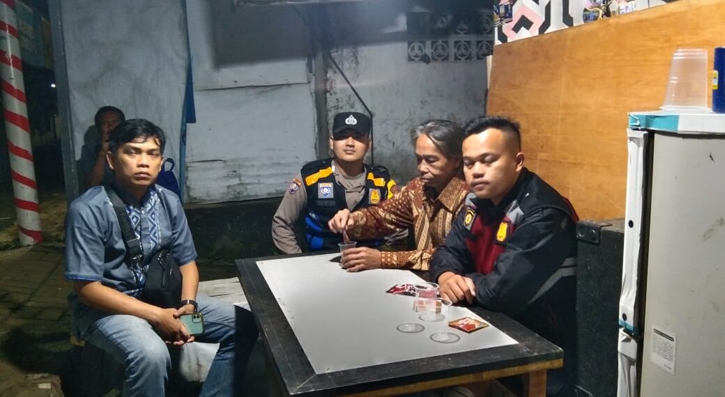 PAS SAHUR (Patroli Saat Sahur) Polsek Warudoyong Bagikan Sembako Kepada Warga