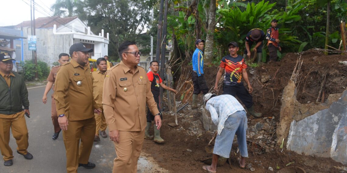 Banjir Kabandungan: Penjabat Wali Kota Sukabumi Tinjau Lokasi dan Koordinasikan Penanganan