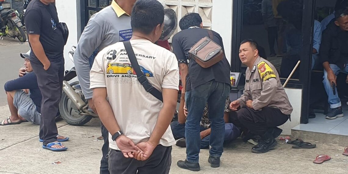.Sambangi Warga Binaannya, Anggota Polsek Gunungguruh Sampaikan Pesan Kamtibmas
