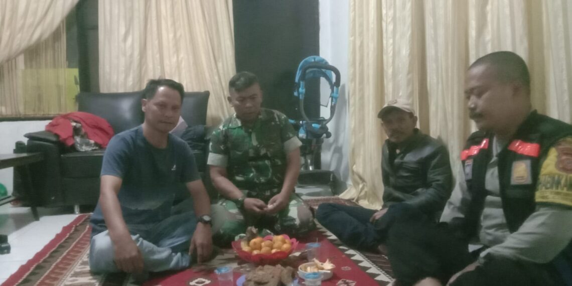 Bhabinkamtibmas Bersinergi dengan Babinsa Sambangi Warga Untuk Tingkatkan Harkamtibmas