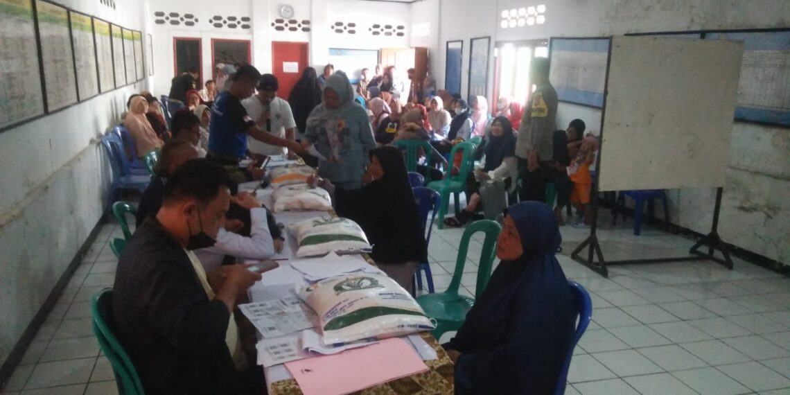 Bhabinkamtibmas Desa Kadudampit Laksanakan Monitoring Bantuan Beras di Aula Desa