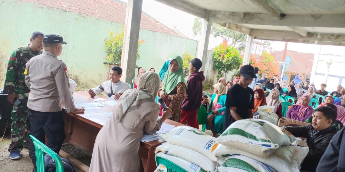 Beri Rasa Aman, Bhabinkamtibmas Polsek Cireunghas Polres Sukabumi Kota Monitoring Penyaluran Program Pangan Bantuan Beras