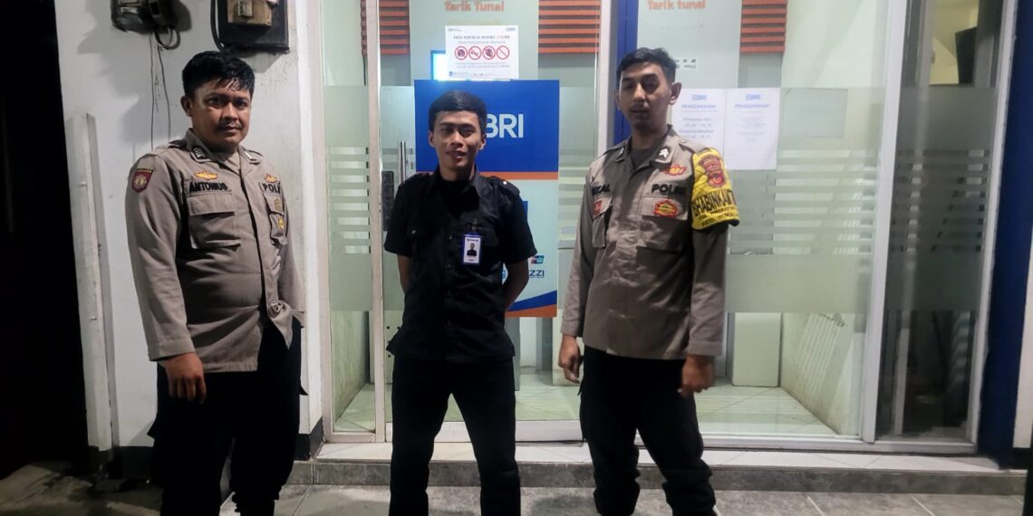 Polisi Polsek Sukalarang Patroli Malam Hari Kontrol ATM BRI Cegah Kejahatan Perbankan