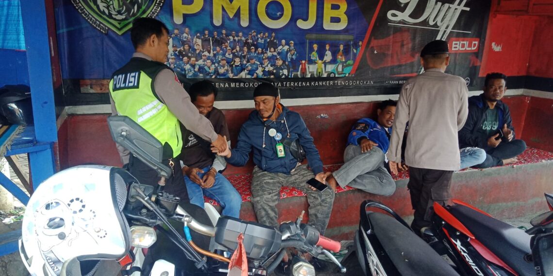 Patroli Dialogis Di Siang Hari Berikan Imbauan Kamtibmas Kepada Masyarakat Di Wilkum Polsek Sukalarang