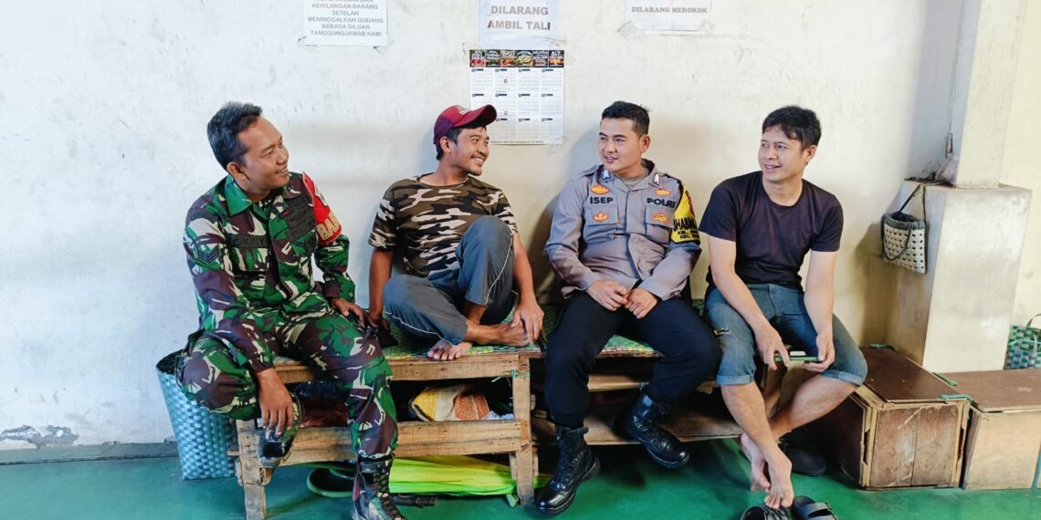 Dekati warga Babinkamtibmas bersinergi dengan Babinsa Sambangi Warga dan Berikan Imbauan Kamtibmas