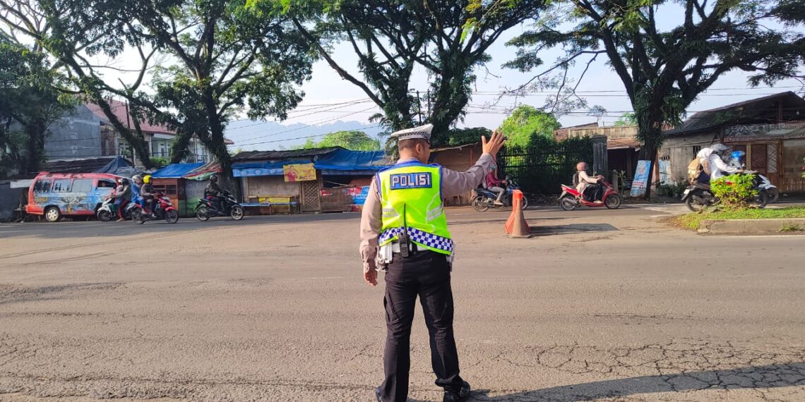 Gatur Lalin Pagi, Bentuk Pelayanan Personil Polsek Baros Kepada Masyarakat