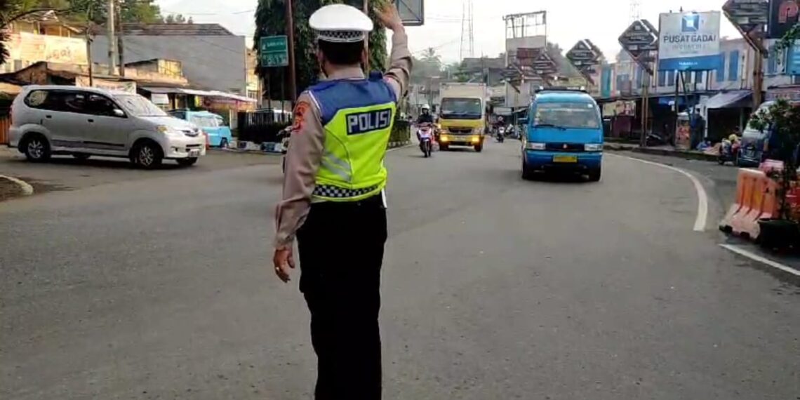 Guna Ciptakan Kamseltibcarlantas Kondusif: Polsek Sukaraja Lakukan Gatur Lalu Lintas