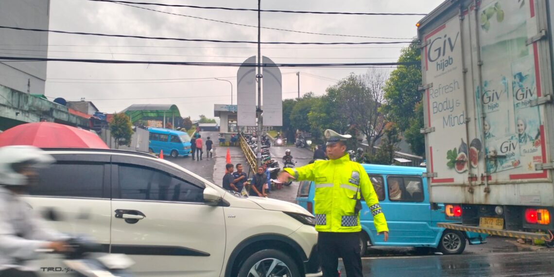 Antisipasi Kemacetan Pagi, Unit Lantas Polsek Sukalarang Melaksanakan Gatur Lalin Saat Jam Masuk Karyawan