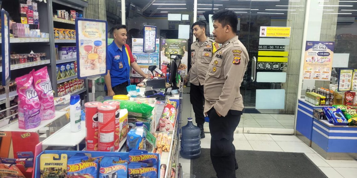 Polsek Sukalarang Patroli Toko Minimarket dan Dialogis dengan Karyawan