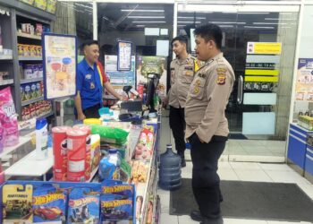 Polsek Sukalarang Patroli Toko Minimarket dan Dialogis dengan Karyawan